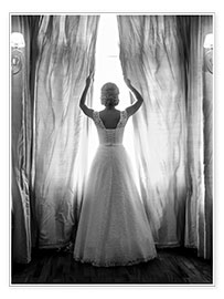 Poster Elegant bride at big window