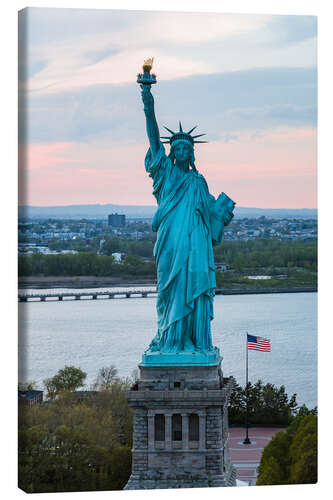 Lærredsbillede Aerial view of the Statue of Liberty at sunset, New York city, USA