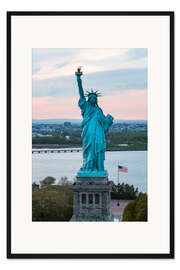 Gerahmter Kunstdruck Luftaufnahme von der Freiheitsstatue bei Sonnenuntergang, New York City, USA