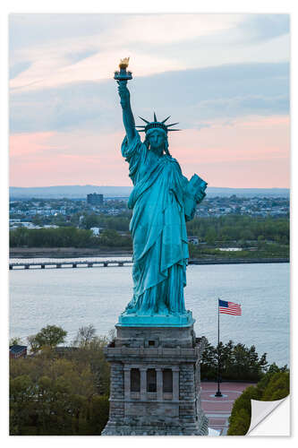 Selvklæbende plakat Aerial view of the Statue of Liberty at sunset, New York city, USA