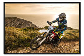 Gerahmter Kunstdruck Enduro-Fahrer auf einer Küstenstraße