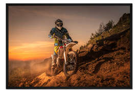 Gerahmter Kunstdruck Enduro-Fahrer am Berg