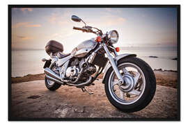 Gerahmter Kunstdruck Motorrad am Meer