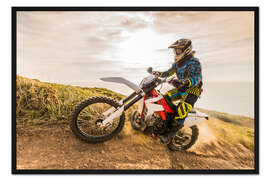 Gerahmter Kunstdruck Enduro-Fahrer an der Küste