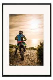 Gerahmter Kunstdruck Enduro-Fahrer an der Küste