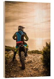 Hout print  Enduro racer bij de kust