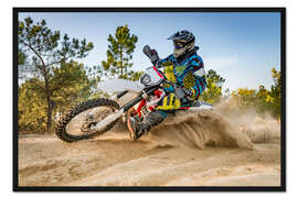 Gerahmter Kunstdruck Enduro-Fahrer auf Sand