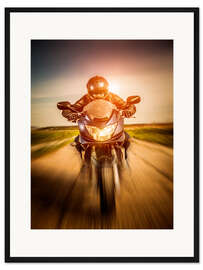 Gerahmter Kunstdruck Biker rast auf der Straße