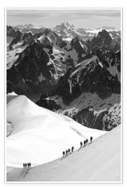 Póster  Mountaineers and climbers hiking on a snowy ridge, Aiguille du Midi, Mont Blanc Massif, Chamonix, Ha - Peter Richardson