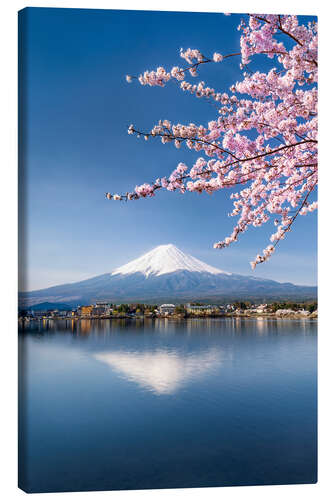 Quadro em tela Mount Fuji and Lake Kawaguchiko in Japan during the cherry blossom season