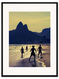 Gerahmter Kunstdruck Ballspiel am Strand