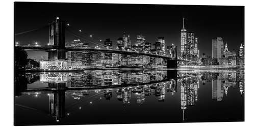 Aluminiumtavla Mirrored New York Skyline at Night (monochrome)