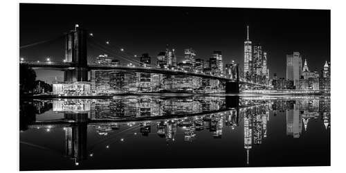 Tableau en PVC Mirrored New York Skyline at Night (monochrome)