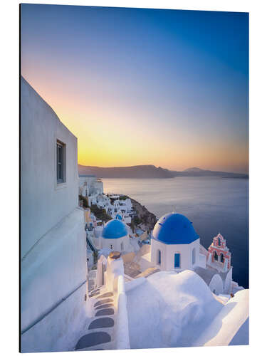 Aluminiumsbilde Sunrise over the blue roofs of Santorini