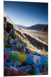 Hartschaumbild Tal bei Sonnenaufgang mit Gebetsfahnen, Tibet
