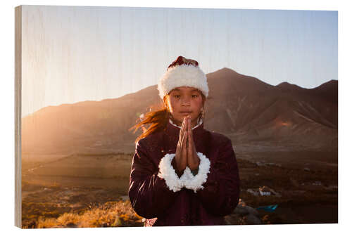 Trätavla Portrait of tibetan girl praying, Tibet