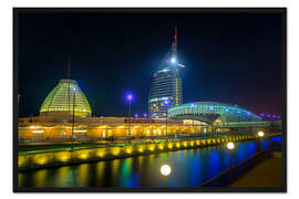 Gerahmter Kunstdruck Bremerhaven Klimahaus bei Nacht Havenwelten