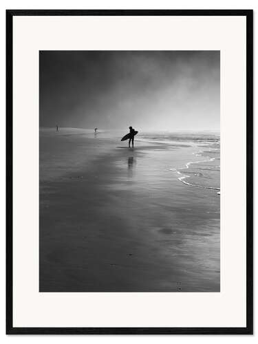 Impression artistique encadrée Surfeur seul sur la plage, noir et blanc