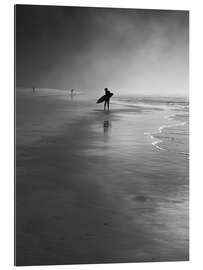 Tableau en plexi-alu Surfeur seul sur la plage, noir et blanc