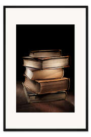 Gerahmter Kunstdruck Alte Bücher in einem Stapel