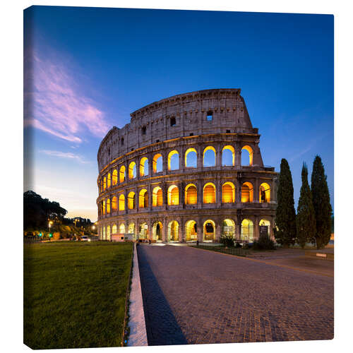 Canvas-taulu The Colosseum at night in Rome, Italy