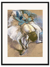 Gerahmter Kunstdruck Tänzerin zieht Ihre Schuhe an