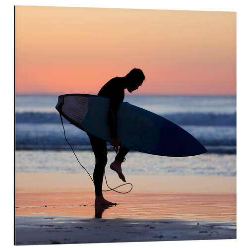 Aluminiumsbilde Silhouette of male surfer on the beach