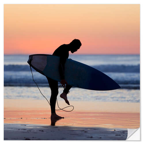 Sticker mural Silhouette of male surfer on the beach