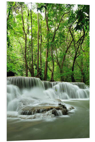 Hartschaumbild Wasserfall im Wald von Thailand