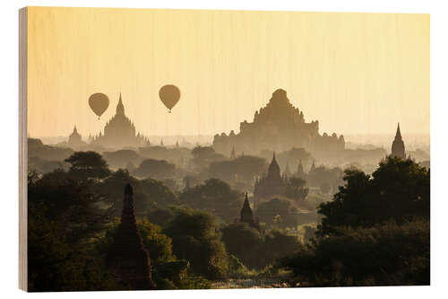 Trebilde Balloon over pagodas in Bagan