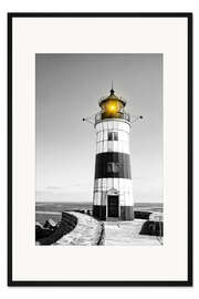 Gerahmter Kunstdruck Leuchtturm mit gelbem Licht