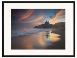 Gerahmter Kunstdruck Ipanema Strand Sonnenuntergang in Rio de Janeiro, Brasilien.