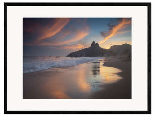 Gerahmter Kunstdruck Ipanema Strand Sonnenuntergang in Rio de Janeiro, Brasilien.