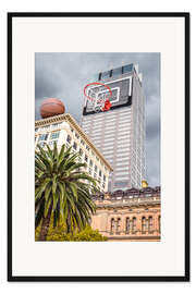 Gerahmter Kunstdruck Basketballkorb auf Wolkenkratzer