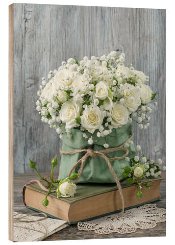 Trebilde White roses and a book