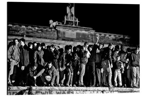 Aluminiumsbilde Crowd celebrating the opening of the border