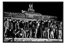 Gerahmter Kunstdruck Menge feiert die Öffnung der Grenze