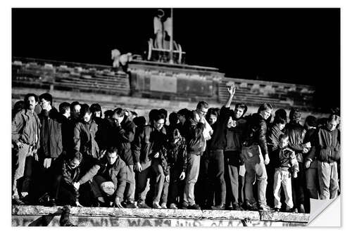 Selvklebende plakat Crowd celebrating the opening of the border