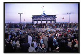 Gerahmter Kunstdruck Berliner aus Ost und West feiern die Eröffnung der Grenze an der Berliner Mauer