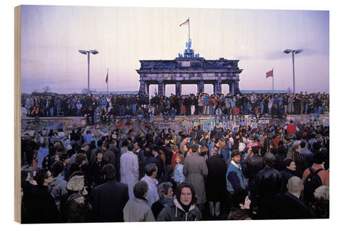 Puutaulu Berliners celebrate the opening of the border