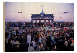 Holzbild  Berliner aus Ost und West feiern die Eröffnung der Grenze an der Berliner Mauer