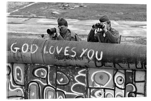 Akryylilasitaulu East German border guards watch protestors in the Lenne-Dreiecks area