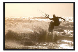 Gerahmter Kunstdruck Kitesurfer springt vor einem schönen Hintergrund