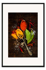 Gerahmter Kunstdruck Bunte Gewürze auf einem alten Holzbrett