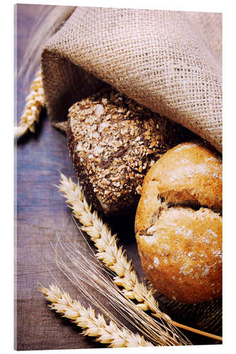 Akrylbillede Freshly baked bread on wooden table