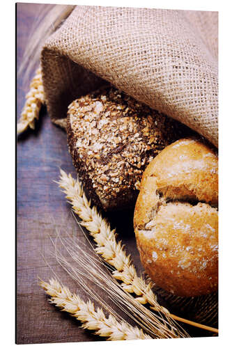 Alubild Frisch gebackenes Brot auf Holztisch