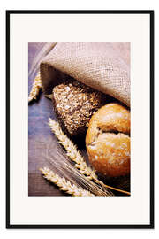 Gerahmter Kunstdruck Frisch gebackenes Brot auf Holztisch