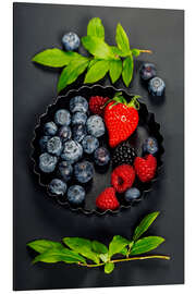 Tableau en aluminium Fruits rouges sur un fond sombre