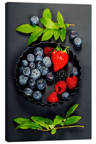 Tableau sur toile Fruits rouges sur un fond sombre