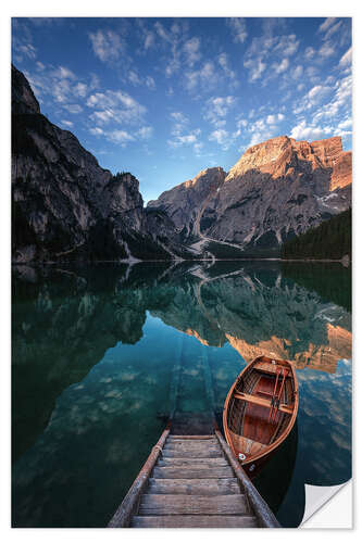 Selvklæbende plakat Early morning on Lake Braies / Lago di Braies